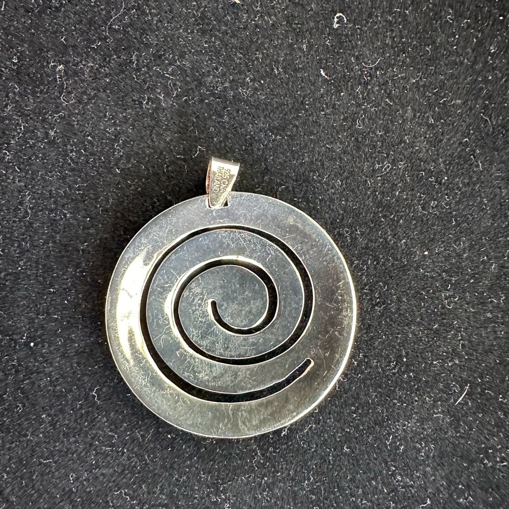 Sterling silver swirl medallion pendant - Picture 2 of 4